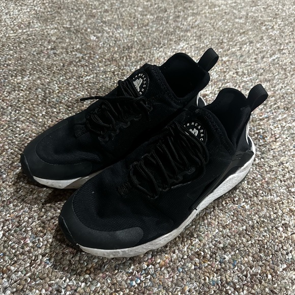 Women’s Nike Air Huaraches - Picture 1 of 3